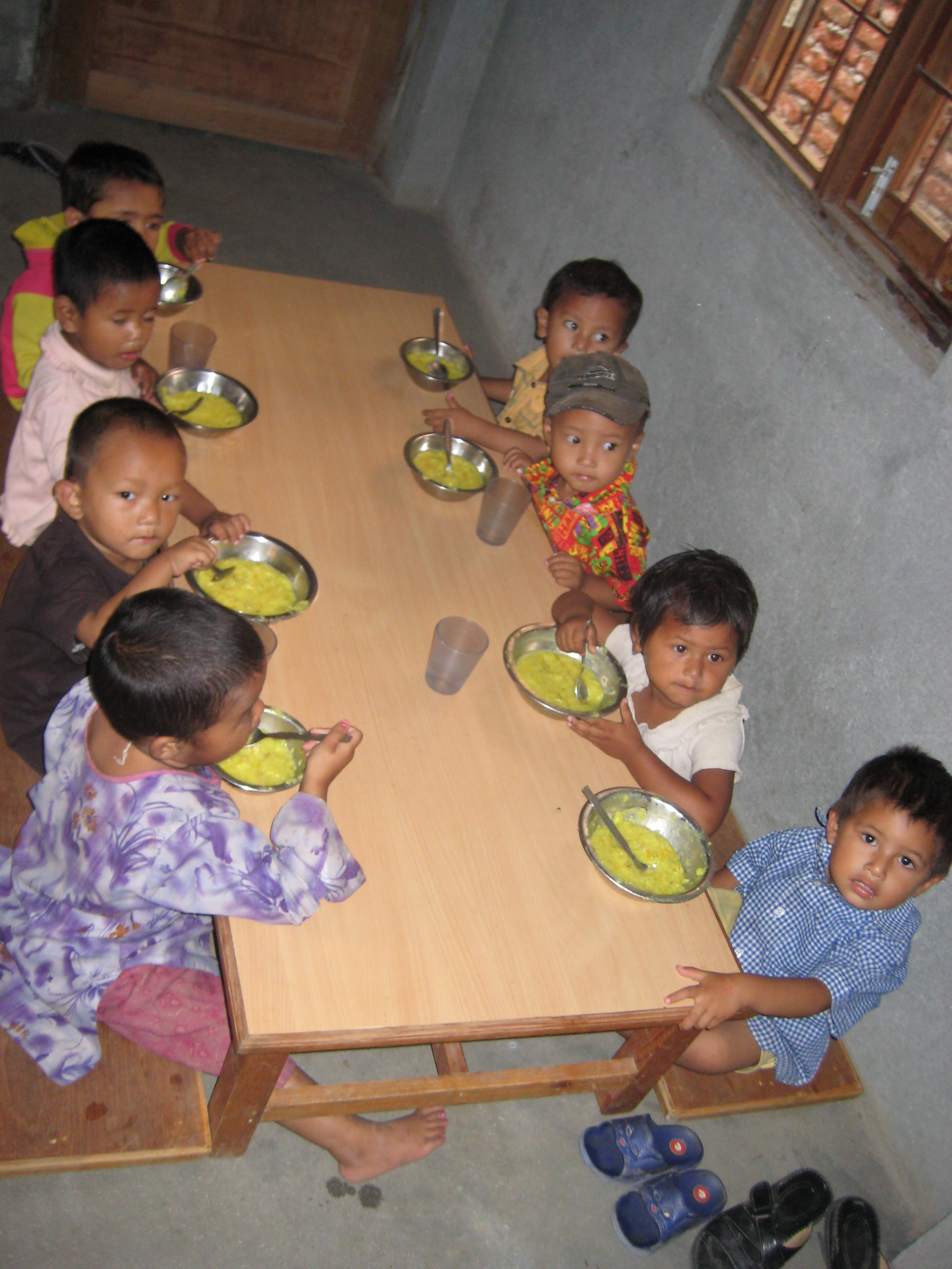 Nepal Teachers Rachel and Britanny Preschool Children